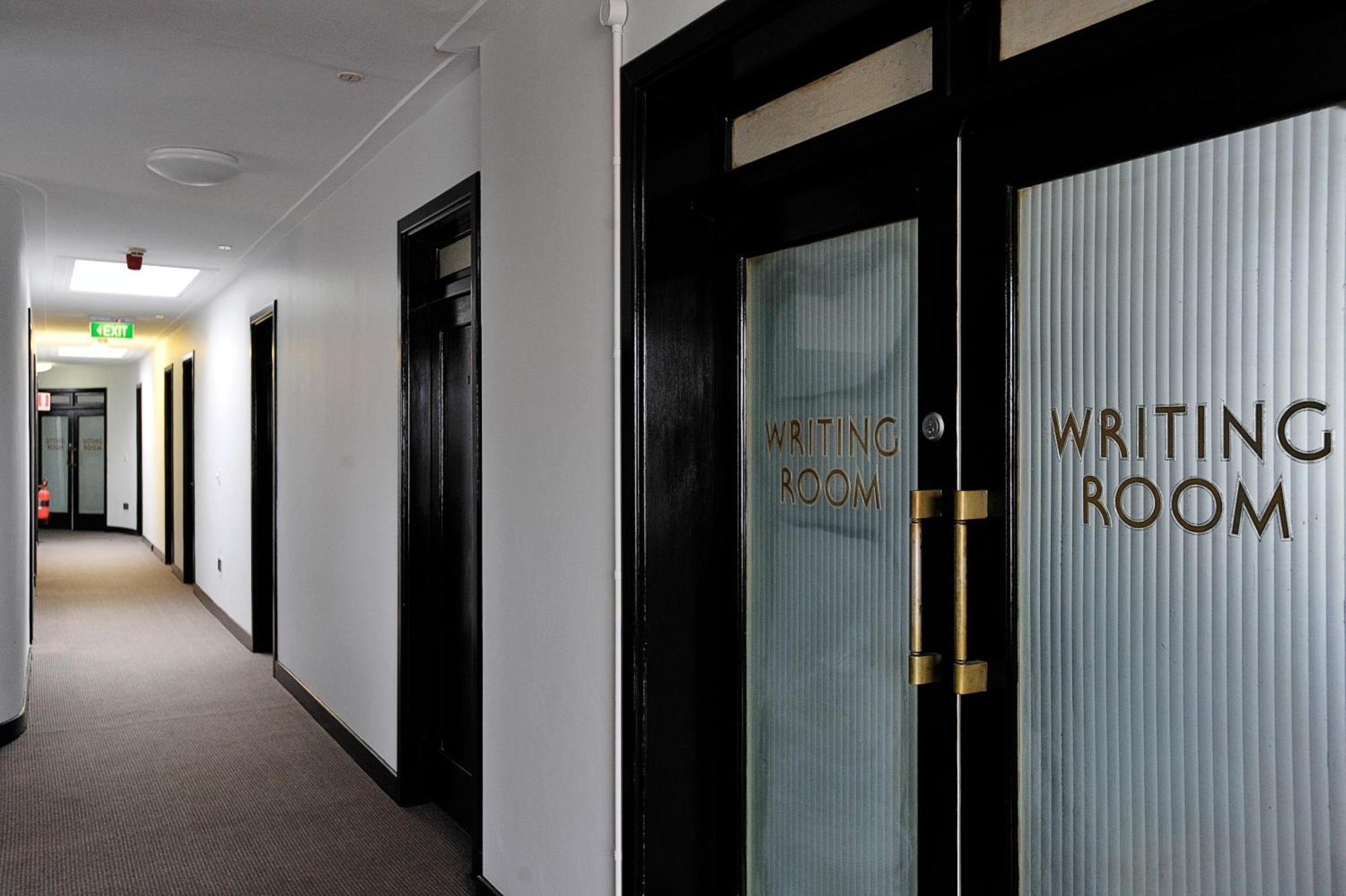 The Lakes Hotel Entrance Exterior foto