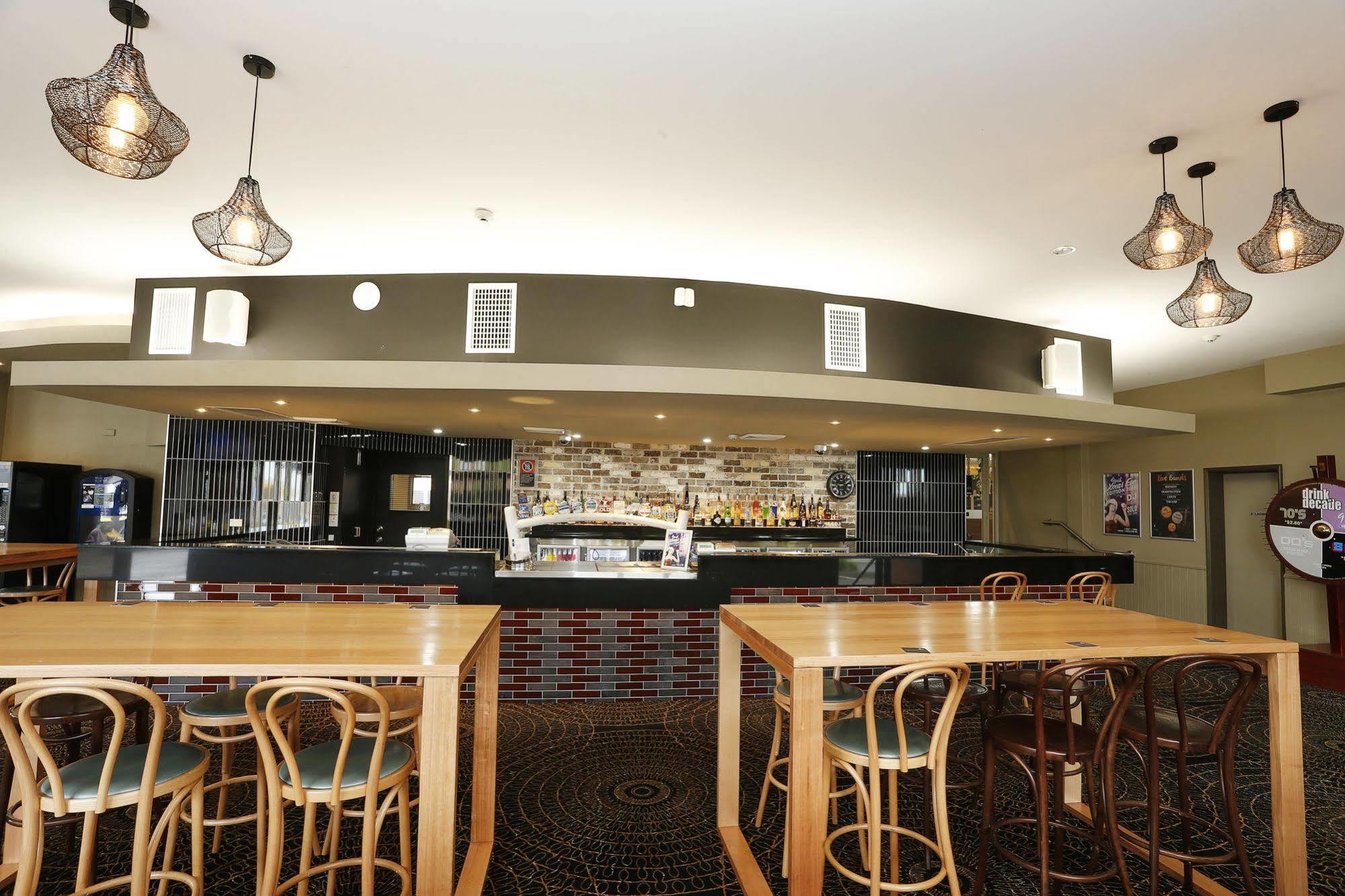 The Lakes Hotel Entrance Exterior foto